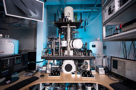 electron microscopist.